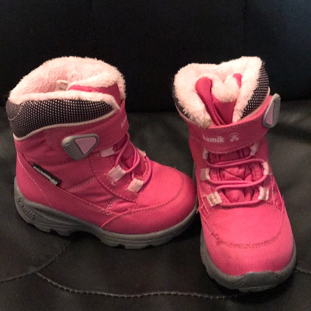 Girl snow boots.
